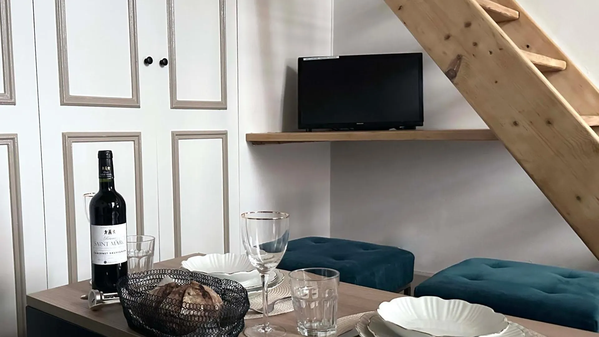 Modern & Dreamy Duplex In Le Marais 아파트